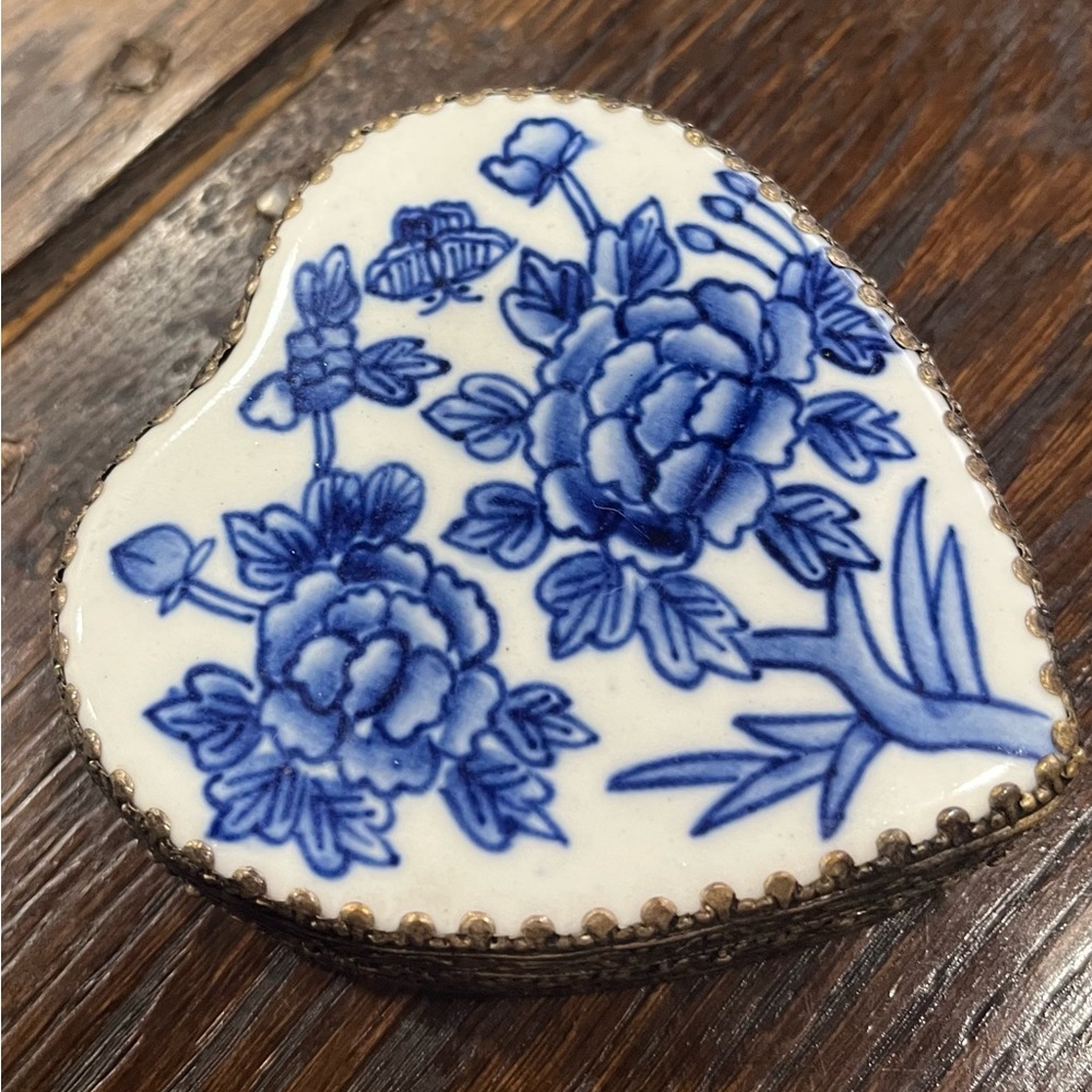 VTG Asian Blue Heart Chard Box Jewelry Trinket Box Porcelain Mirror 3.5 x 3.5 In